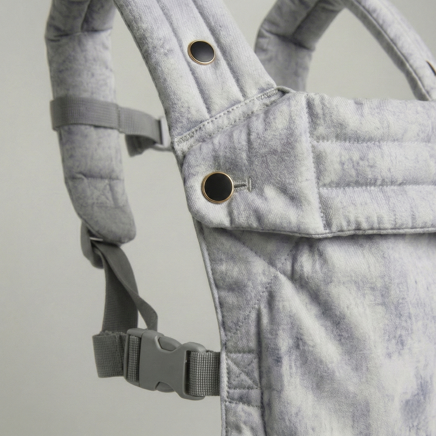 The Neirah Buckle Carrier